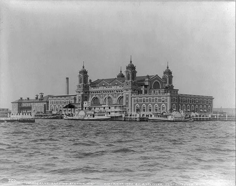 Ellis_Island_in_1905