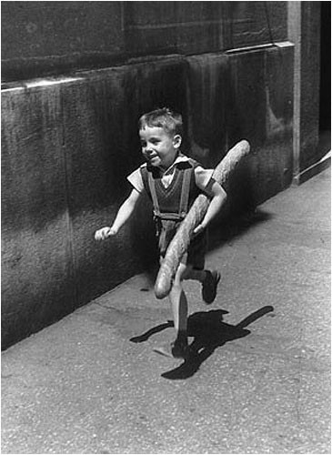 Willy-ronis-enfant-a-la-baguette