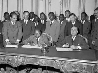 Afrique_Le-15-juillet-1960-à-Paris-le-Premier-ministre-gabonais-Léon-Mba-g-et-son-homologue-français-Michel-Debré-signent-un-accord-sur-lindépendance-du-Gabon