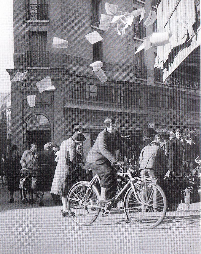 Photographie - Lanceur de tracts Paris 1944