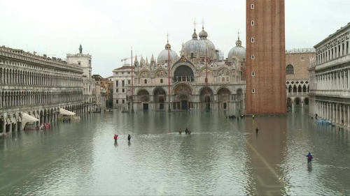 Venise-a-nouveau-sous-les-eaux-la-place-saint-marc-fermee
